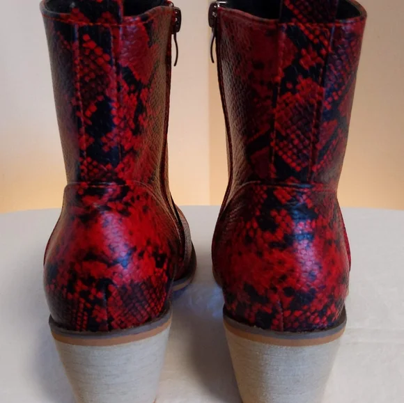 Boots - Picture 3 of 9